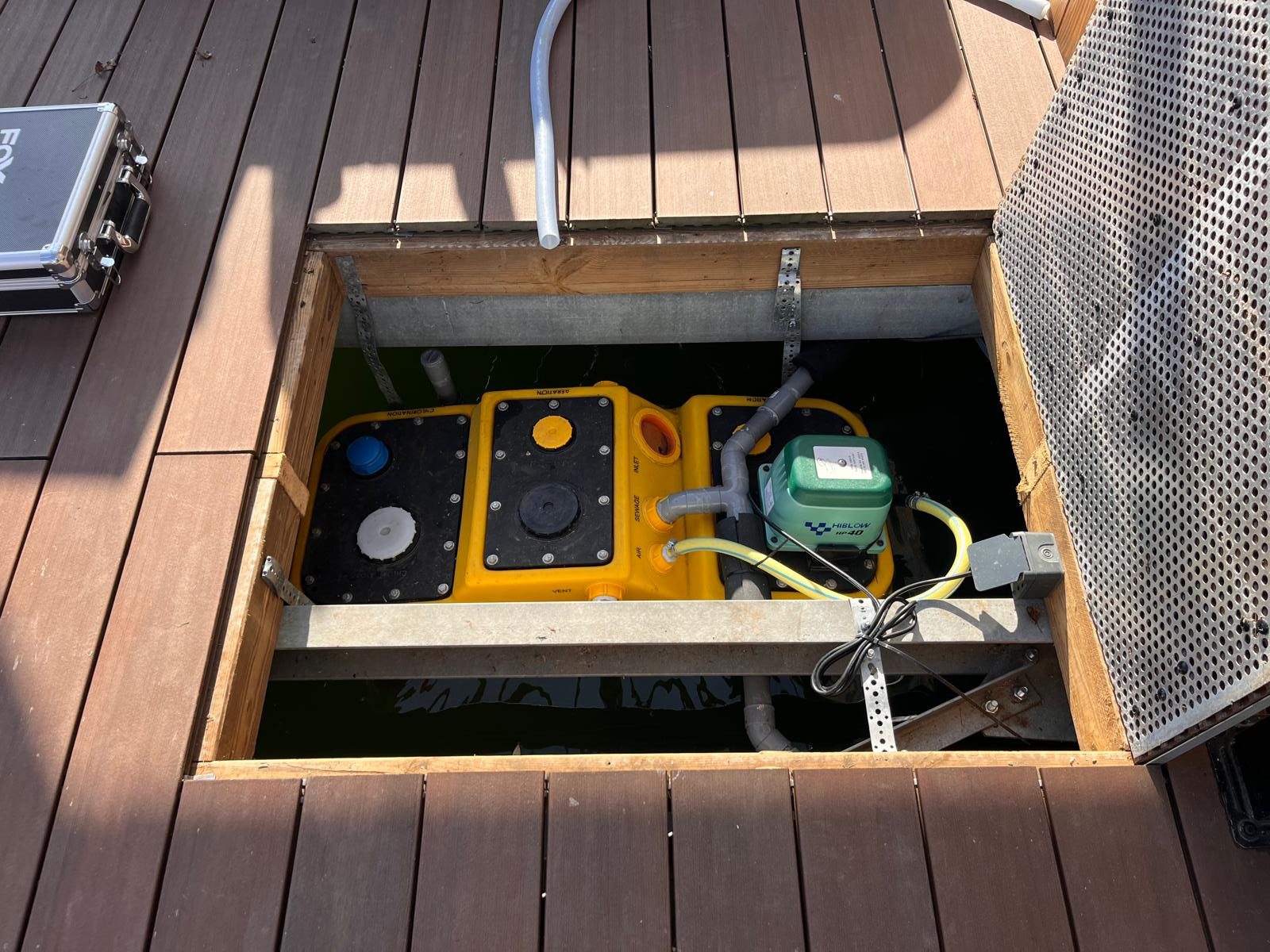 Habitat flottant équipé d'une solution compacte de traitement
